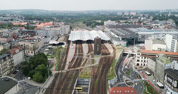 Przebudowa sześciu wiaduktów kolejowych w Katowicach właśnie ruszyła. Kierowcy muszą liczyć się ze sporymi utrudnieniami, m.in. przy ul. Bohaterów Monte Cassino czy przy ul. Bagiennej, która jest częścią drogi krajowej nr 79. Remonty są związane z największą kolejową inwestycją w historii województwa śląskiego. Pasażerowie mają mieć nowe przystanki i większe możliwości podróżowania. PKP PLK rozpoczęło również prace na torach. 