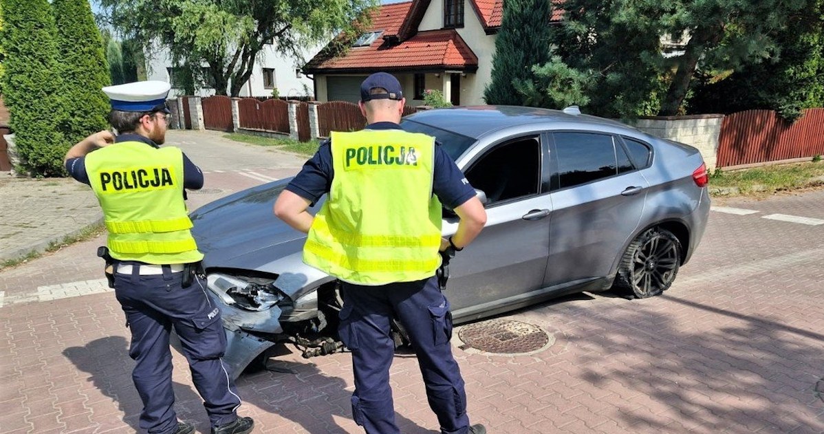 internecie, furorę, robi, filmik, którym, widać, jadące, ulicą, jednego, koła, Jaka, tajemnica, kryje, nagraniem Tajemnica BMW, które jechało przez Tychy na trzech kołach rozwiązana