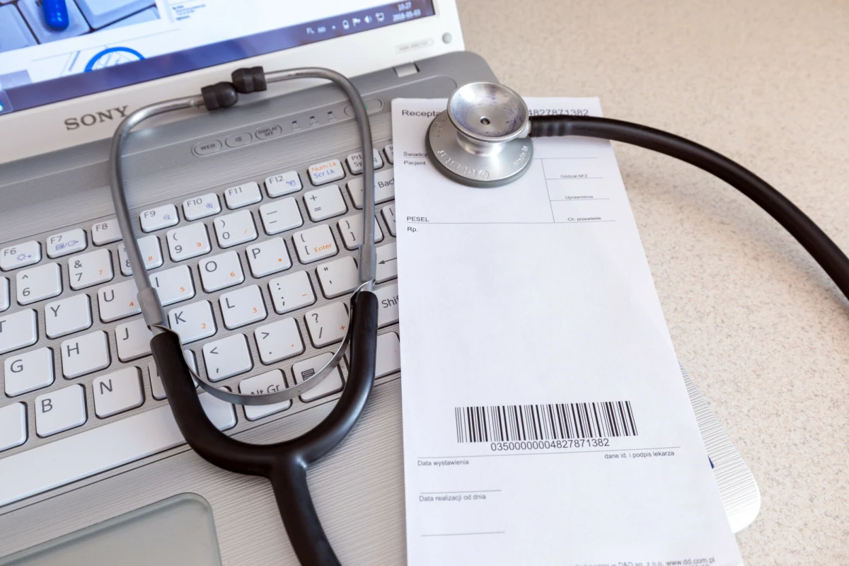 Będą dodatkowe obostrzenia dotyczące recept na medyczną marihuanę oraz na silne leki opioidowe, w tym na fentanyl. Receptę na te środki będzie można uzyskać tylko w czasie osobistej wizyty w lekarza, a nie - jak do tej pory - w ramach teleporady. To jest konsekwencja między innymi ostatniej fali zatruć po zażyciu fentanylu. 