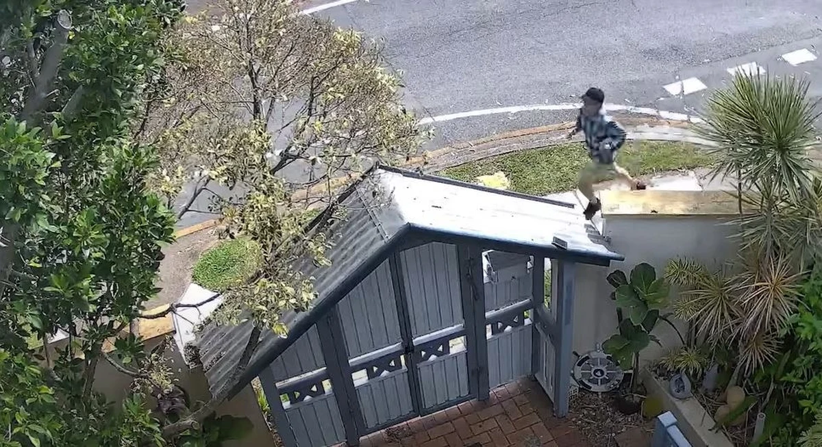 Australijska policja wspólnie z partnerami z innych krajów szuka 33-latka, który oblał gorącą kawą 9-miesięcznego chłopca. Ten szokujący atak miał miejsce pod koniec sierpnia w jednym z parków w Brisbane. 