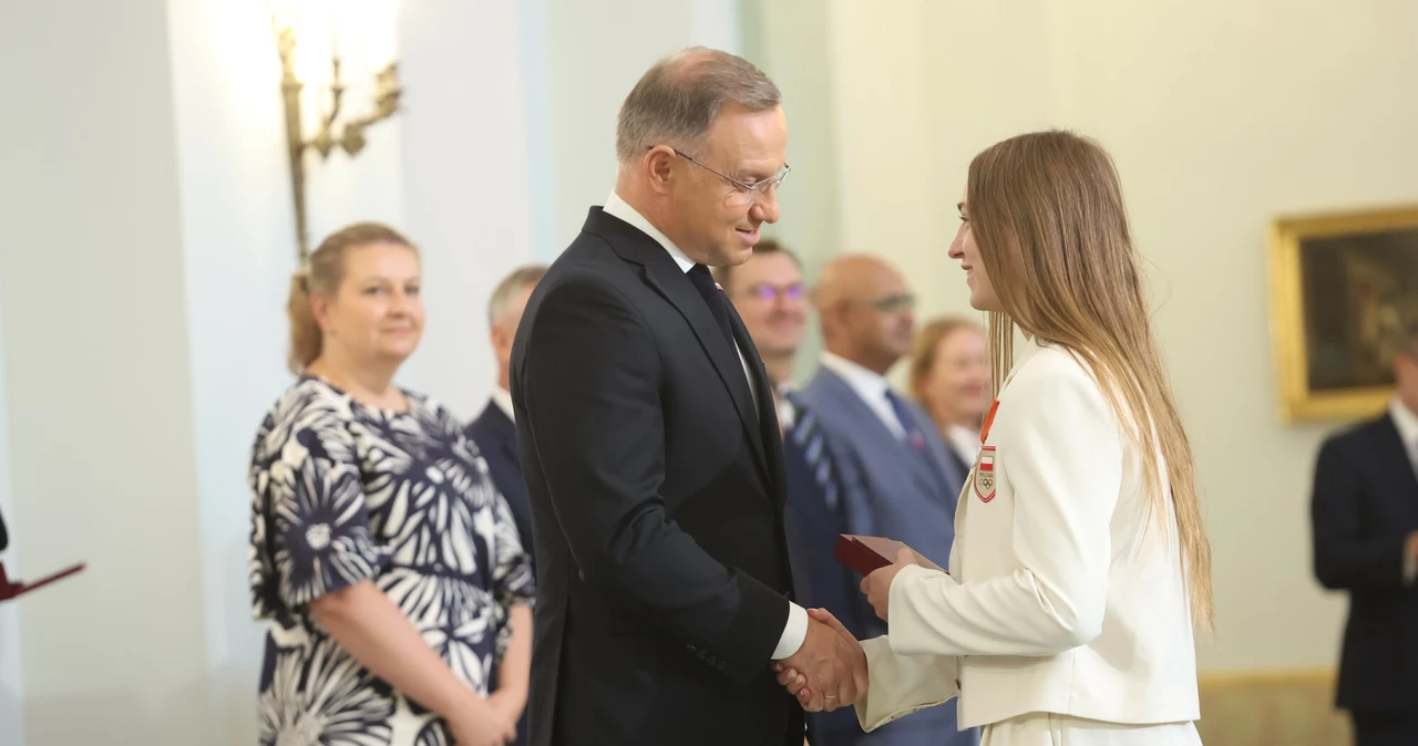 Julia Szeremeta podczas odbierania państwowego odznaczenia