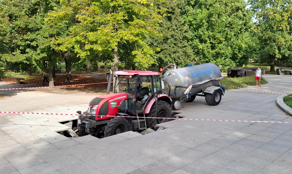Podczas prac pielęgnacyjnych w parku Szymańskiego w Warszawie pod traktorem zarwał się chodnik i uszkodzone zostały instalacje małej fontanny. "Tego pojazdu w ogóle nie powinno tam być" - powiedział RMF24 rzecznik prasowy Urzędu Dzielnicy Wola Marcin Jakubik. 