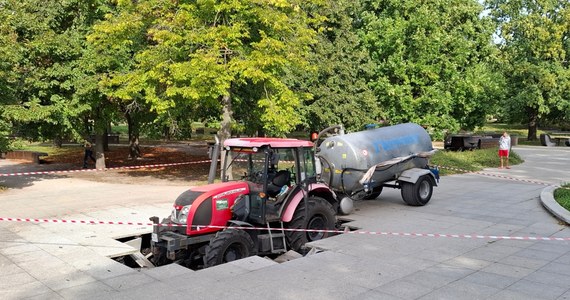 Podczas prac pielęgnacyjnych w parku Szymańskiego w Warszawie pod traktorem zarwał się chodnik i uszkodzone zostały instalacje małej fontanny. "Tego pojazdu w ogóle nie powinno tam być" - powiedział RMF24 rzecznik prasowy Urzędu Dzielnicy Wola Marcin Jakubik. 