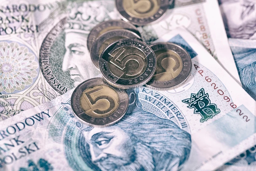 ZUS co miesiąc dopłaca do rachunków za prąd. Dochody nie mają znaczenia