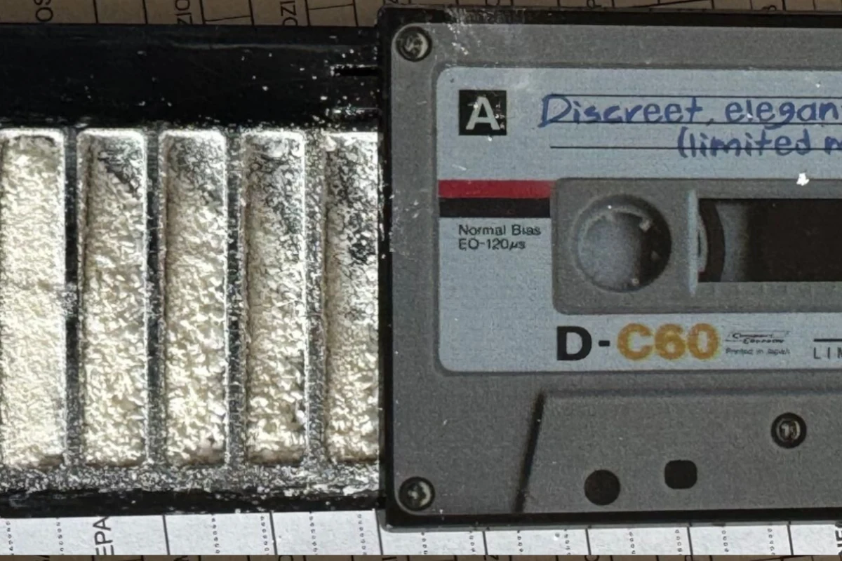 35-latek z Miastka kupił pudełko w kształcie kasety magnetofonowej, by ukryć w nim środki odurzające. Fortel się nie udał. Po zatrzymaniu przez policjantów, przyznał, że biały proszek, który znajduje sie w środku to amfetamina.

