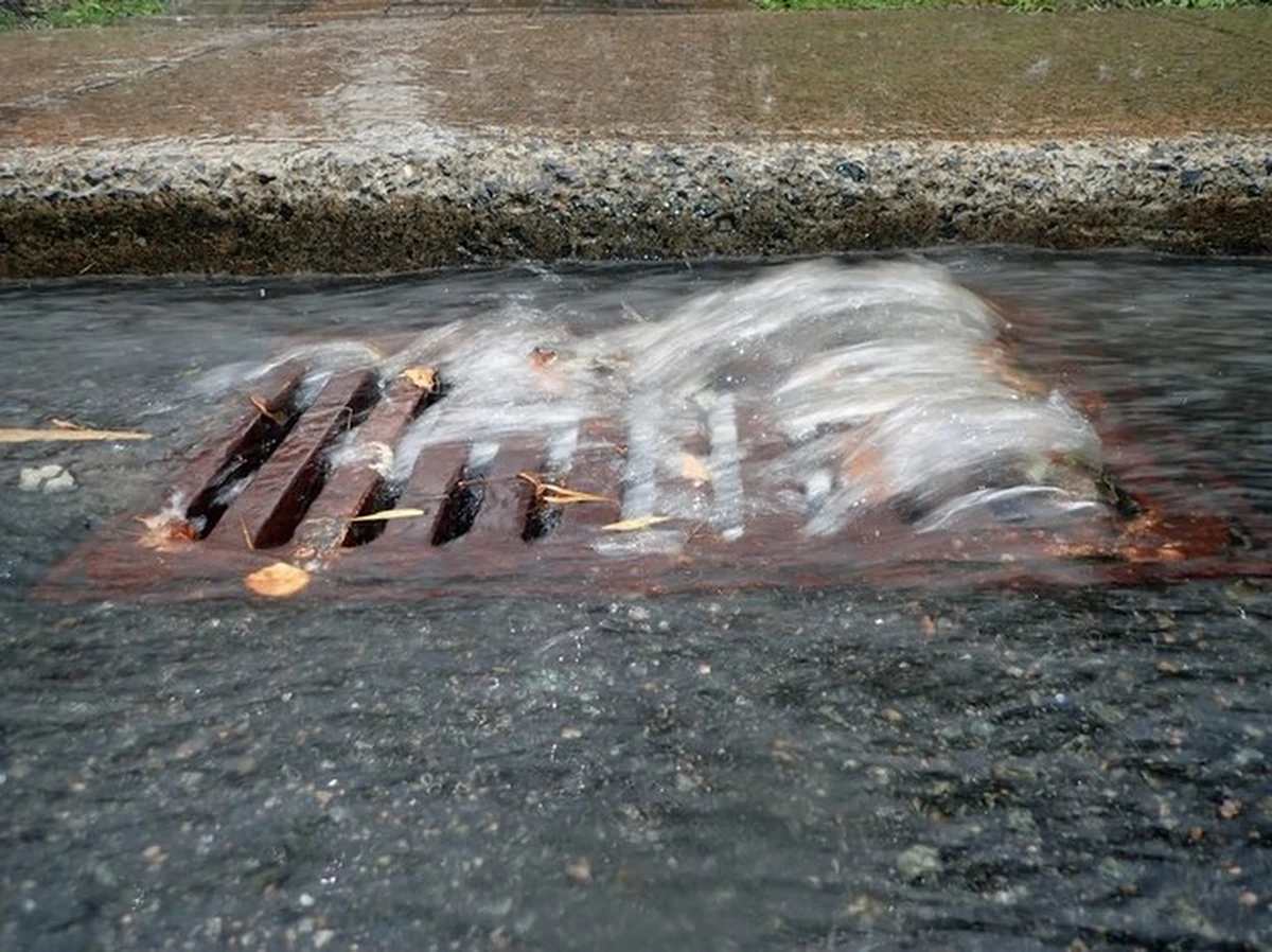 Część mieszkańców Poznania i okolic nie ma wody lub ma ona bardzo niskie ciśnienie. To skutek poważnej awarii sieci wodociągowej w rejonie Term Maltańskich. 