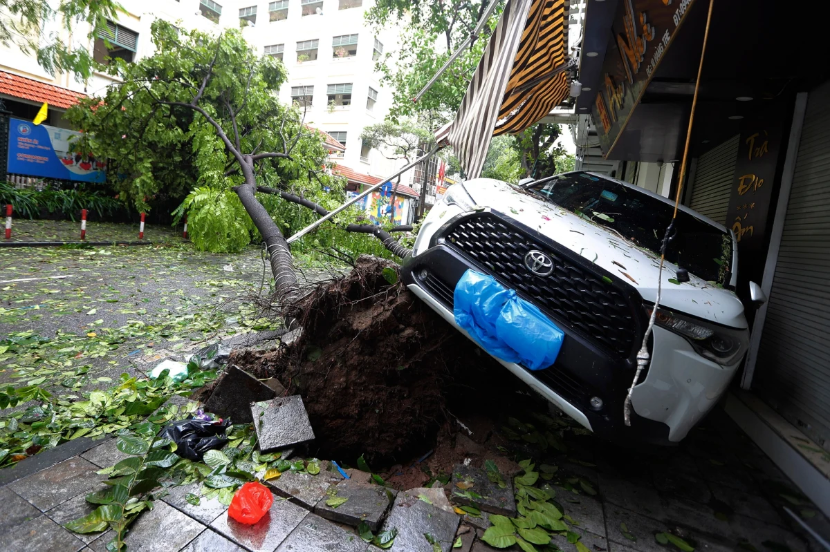 Yagi to najpotężniejszy od 30 lat tajfun w północnym Wietnamie. W wyniku osunięć ziemi, powodzi i powalonych przez huraganowy wiatr drzew zginęło - do poniedziałkowego poranka - 59 osób, prawie 300 odniosło obrażenia, 24 uznaje się za zaginione.