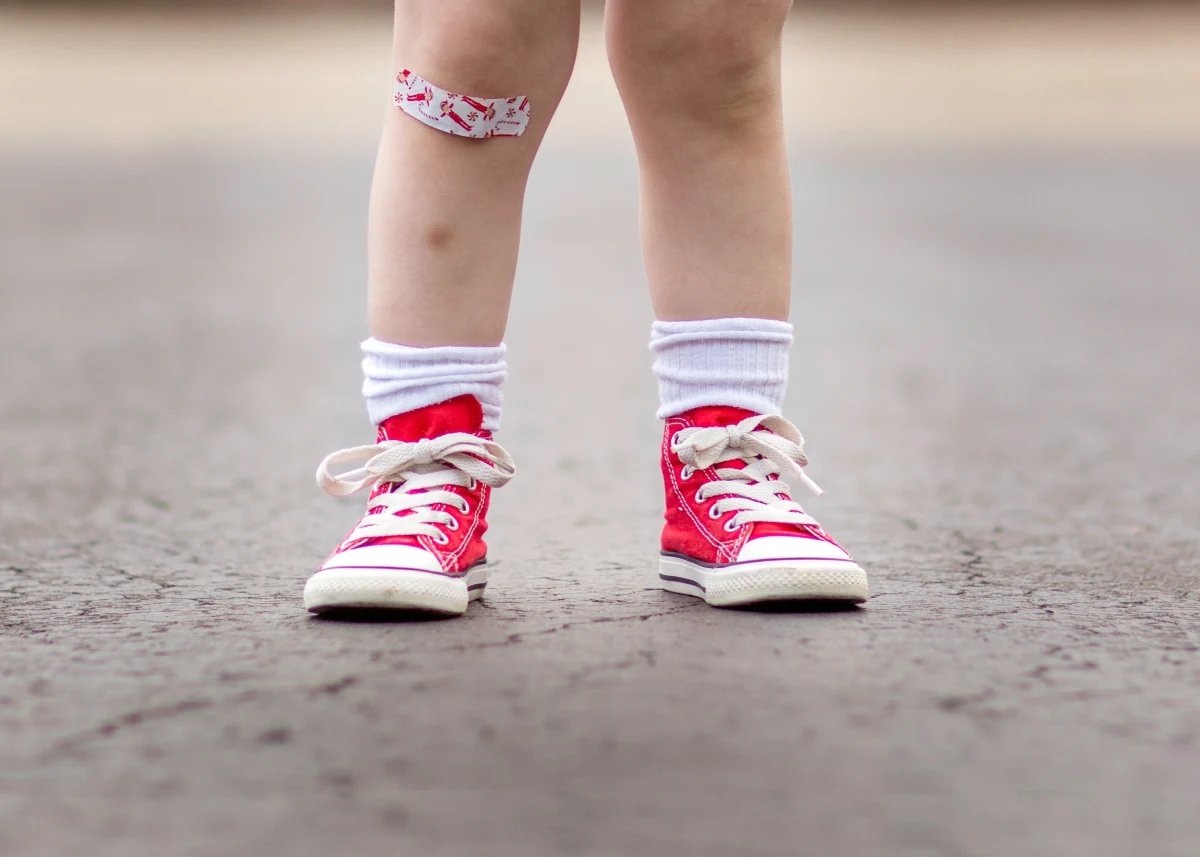Samotny trzylatek, ubrany jedynie w pampersa, błąkający się po stacji benzynowej w Gogolinie na Opolszczyźnie. Taki widok zaniepokoił świadków, którzy wezwali tamtejszą policję. Chłopiec pokonał sam blisko kilometr.