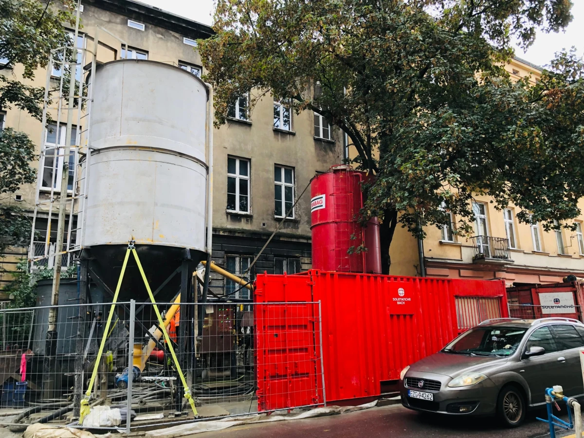 Od poniedziałkowego popołudnia mieszkańcy łódzkiej kamienicy przy al. 1 Maja 23, której ściana runęła w sobotę, mogą indywidualnie rozmawiać z przedstawicielami miasta i inwestora. Na dworcu Łódź Fabryczna zorganizowano punkt informacyjny, w którym dyżuruje radca prawny. W katastrofie nikt nie zginął, ale wielu ludzi straciło dorobek życia. Stało się to w momencie przechodzenia pod ziemią tarczy drążącej tunel kolejowy.