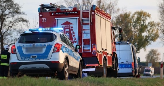 Na drodze krajowej nr 8 w dolnośląskiej Szczytnej doszło do tragicznego wypadku. W zderzeniu trzech pojazdów zginęła jedna osoba, a cztery zostały ranne.