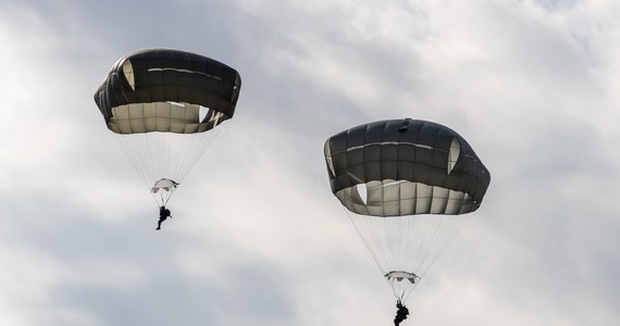 Incydent lotniczy z udziałem wojskowych spadochroniarzy w Małopolsce. Jak dowiedział się reporter RMF FM, 12 żołnierzy 2 Pułku Rozpoznawczego z Hrubieszowa, zamiast na Pustynię Błędowską, desantowało się na miejscowość Chechło.