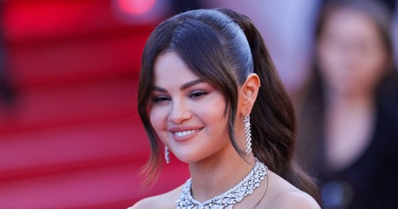 Gwiazda Disneya, obecnie doceniana za rolę w popularnym serialu "Zbrodnie po sąsiedzku", dołączyła do grona miliarderów. Selena Gomez swoje wpływy czerpie nie tylko z projektów telewizyjnych, spora część jej majątku, którego wartość Bloomberg oszacował na 1,3 mld dolarów, pochodzi z projektów biznesowych, jak marka kosmetyczna czy udziały w platformie Wondermind.