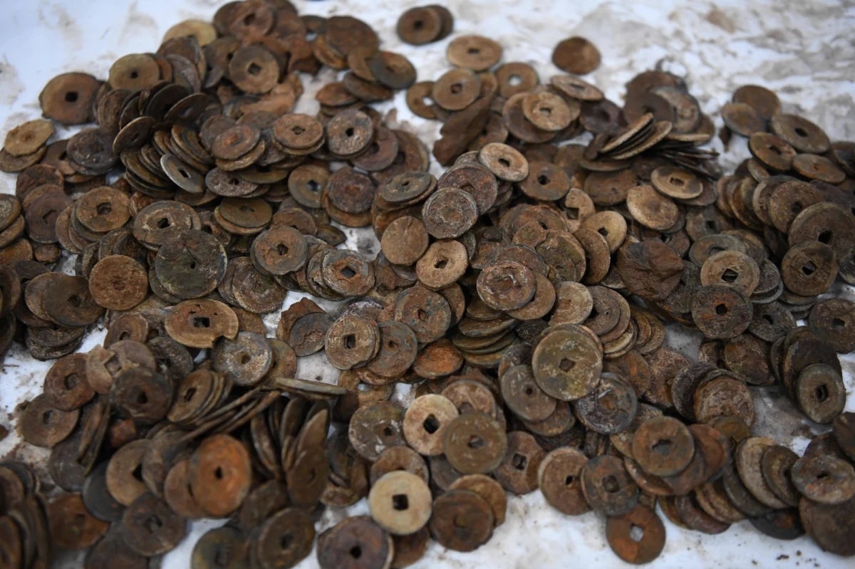 Takie znalezisko jest niezwykle rzadkie. Podczas prac rekultywacyjnych w prowincji Anhui we wschodnich Chinach odnaleziono na polu w jednej z miejscowości blisko dwie tony monet z czasów dynastii Song, panującej od 960 do 1279 roku.