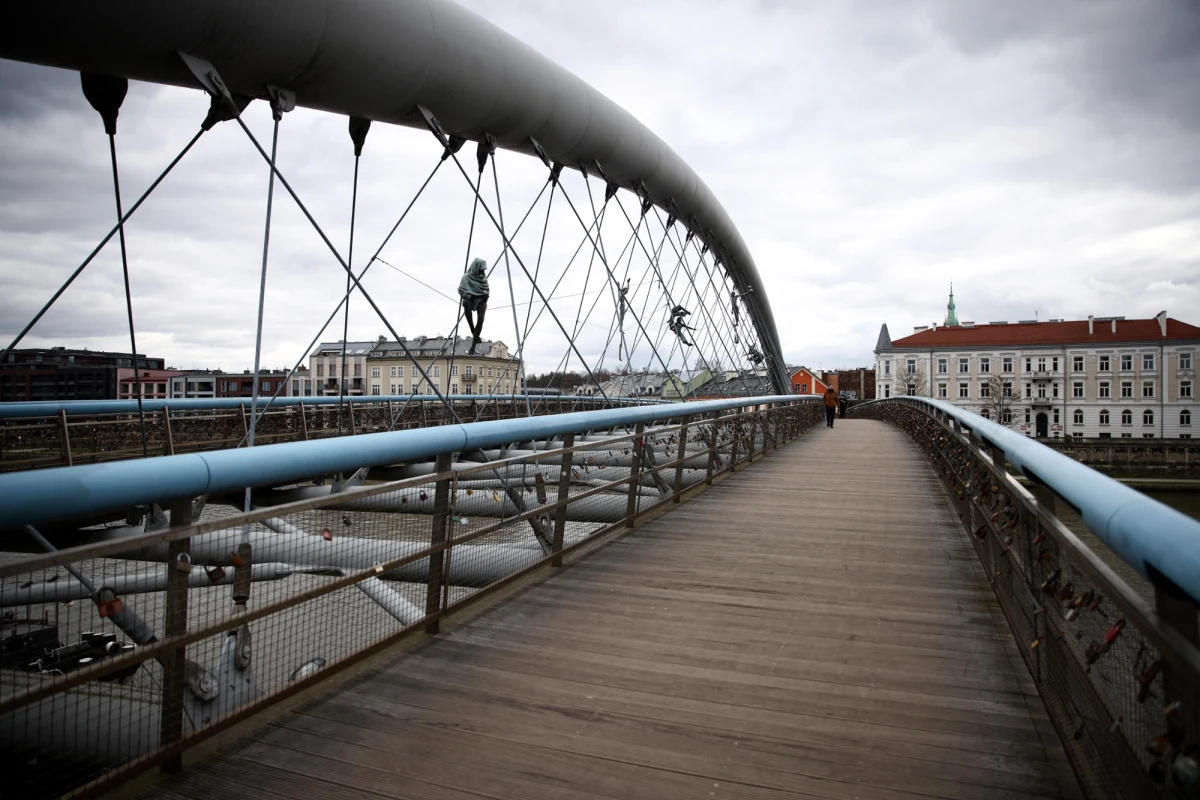 Krakowska kładka o. Bernatka weszła w drugi etap remontu. Przy drodze dla rowerów, od strony mostu Piłsudskiego, siatka balustradowa zostanie zastąpiona stalowymi prętami. Przy okazji zostaną usunięte tysiące kłódek zostawionych przez zakochanych.