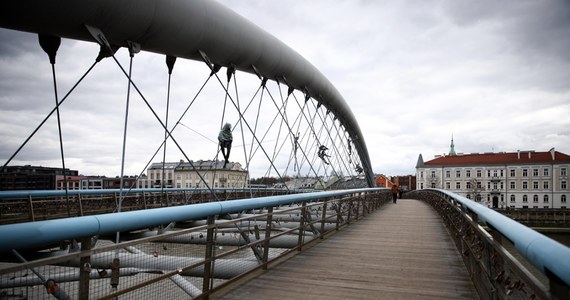 Krakowska kładka o. Bernatka weszła w drugi etap remontu. Przy drodze dla rowerów, od strony mostu Piłsudskiego, siatka balustradowa zostanie zastąpiona stalowymi prętami. Przy okazji zostaną usunięte tysiące kłódek zostawionych przez zakochanych.