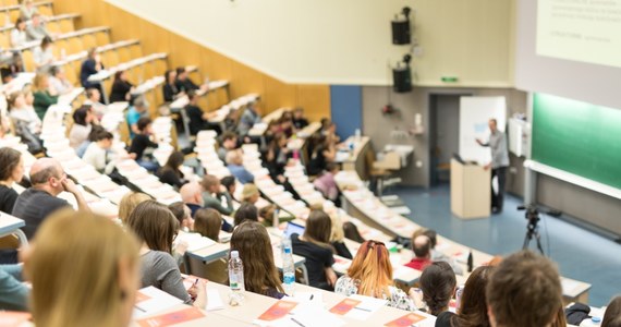 Za 3 tygodnie pierwszy października, czyli rozpoczęcie roku akademickiego. Dla studentów to oznacza koniec laby i wypoczynku a rozpoczęcie nauki i - w przypadku niektórych - pracy. Nie od dziś wiadomo, że studiowanie nie jest ani proste, ani tanie. Jak wynika z najnowszych danych, około półtora tysiąca studentów rocznie sięga po państwowy kredyt studencki. 