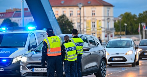 Niemcy przywracają tymczasowo kontrole na wszystkich granicach lądowych - poinformowała minister spraw wewnętrznych RFN Nancy Faeser. Kontrole mają potrwać początkowo sześć miesięcy, a ruszą od 16 września. Ich celem jest ograniczenie nielegalnej imigracji i ochrona niemieckich obywateli przed terroryzmem i przestępczością.