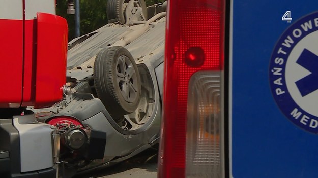 Na jednym z krakowskich skrzyżowań doszło do groźnego wypadku z udziałem dwóch samochodów. Jeden z nich, Suzuki, dachowało. Renault za to jest w dużo lepszym stanie. Jak do tego doszło? 

(Fragment programu "Stop drogówka").
