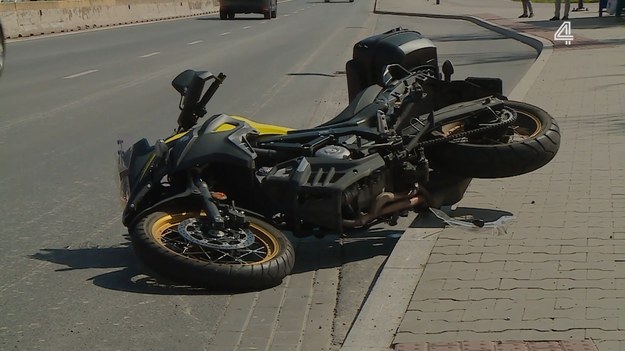 Na jednym z krakowskich skrzyżowań doszło do bardzo groźnego zdarzenia z udziałem prowadzącej Mitsubishi kobiety oraz motocyklisty. Motocyklista twierdzi, że wjechał na skrzyżowanie na zielonym świetle. Problemem jest to, że kobieta skręcająca na skrzyżowaniu w lewo, twierdzi tak samo, że wjechała na zielonym.   

(Fragment programu "Stop drogówka").
