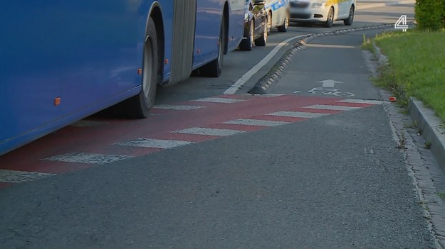 W kłopoty wpadł kierowca autobusu. Do zdarzenia doszło na skrzyżowaniu z drogą rowerową. Kierowca autobusu komunikacji miejskiej za późno zauważył cyklistę i gwałtownie zahamował. Manewr ten spowodował upadek jednej z pasażerek. Kiedy odwrócił się do tyłu, ściągnął nogę z hamulca i zaczął pchać przed sobą cyklistę. Całość została zarejestrowana przez monitoring zainstalowany w autobusie. 

(Fragment programu "Stop drogówka").
