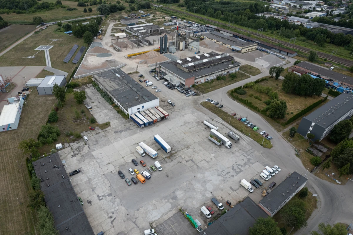 Burmistrz Wołomina na Mazowszu kolejny raz apeluje do Minister Klimatu i Środowiska. Elżbieta Radwan oczekuje natychmiastowej reakcji w związku z poważnym zagrożeniem, jakie stanowi nielegalne składowisko niebezpiecznych odpadów. W centrum 30-tysięcznego miasta, przy ulicy Łukasiewicza, zalega ich nawet 20 tysięcy ton.