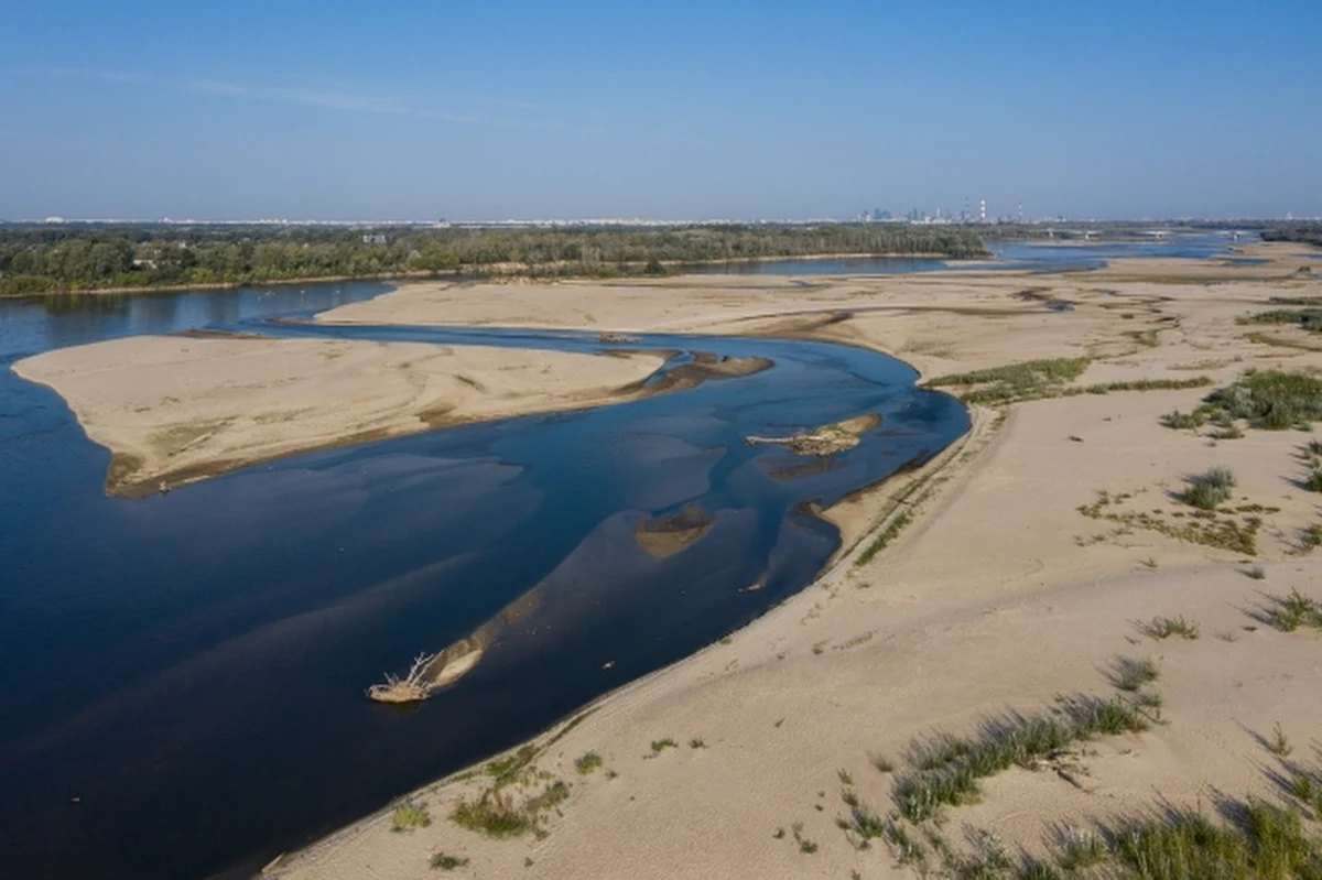 Sytuacja jest dramatyczna. Instytut Meteorologii i Gospodarki Wodnej na platformie X poinformował we wtorek, że na stacji Warszawa–Bulwary zarejestrowano rekordowo niski stan wody - 20 cm. To oznacza, że od wczoraj (poniedziałek) poziom rzeki obniżył się o kolejny centymetr. 