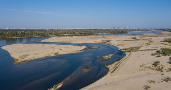 Sytuacja jest dramatyczna. Instytut Meteorologii i Gospodarki Wodnej na platformie X poinformował we wtorek, że na stacji Warszawa–Bulwary zarejestrowano rekordowo niski stan wody - 20 cm. To oznacza, że od wczoraj (poniedziałek) poziom rzeki obniżył się o kolejny centymetr. 