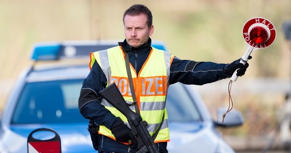 Na wtorek planowana jest druga runda rozmów niemieckiej koalicji rządowej z opozycją i władzami krajów związkowych na temat migracji. W poniedziałek szefowa MSW w Berlinie ogłosiła, że Niemcy wprowadzają tymczasowe kontrole na wszystkich swoich granicach lądowych. Cel to ochrona „przed poważnymi zagrożeniami” spowodowanymi „islamskim terrorem i poważną przestępczością”. Eksperci nie mają wątpliwości, że kontrole na granicach Niemiec będą swoistym testem jedności UE. Tymczasem Austria już zapowiedziała, że nie będzie przyjmować nielegalnych migrantów odsyłanych z granicy przez Niemcy. 