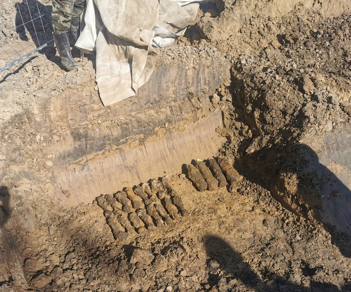 Już ponad sto pocisków moździerzowych, ale też większych, groźniejszych artyleryjskich znaleziono podczas budowy linii tramwajowej do Mistrzejowic w Krakowie. Po niektórych z nich przez lata jeździły tramwaje. Pociski artyleryjskie znajdowały się tuż pod torowiskiem, ukryte do metra w ziemi, na wylocie z pętli w kierunku os. Piastów.