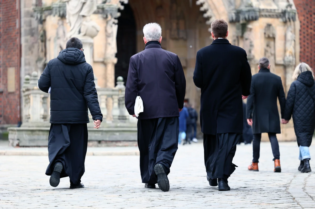 „W Polsce zmowa milczenia jest o wiele silniejsza niż w innych krajach. W związku z tym na razie widzimy jedynie wierzchołek góry lodowej. Natomiast wysyp takich historii (jak ta na plebanii w Drobinie – red.) w najbliższych latach jest dopiero przed nami. Mówię to odpowiedzialnie, ponieważ wiem, co się działo w seminariach diecezjalnych i zakonnych w Polsce na przestrzeni ostatnich 30 lat, kogo dopuszczano do święceń kapłańskich" – mówił w internetowym Radiu RMF24 ks. Andrzej Kobyliński, filozof, etyk z Uniwersytetu Kardynała Stefana Wyszyńskiego.