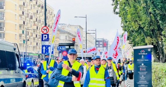 Górnicy z lubelskiej kopalni Bogdanka protestowali w Warszawie. Ok. godz. 11 pojawili się przed budynkiem Ministerstwa Aktywów Państwowych. W manifestacji wzięło udział ok. 1,5 tys. osób.