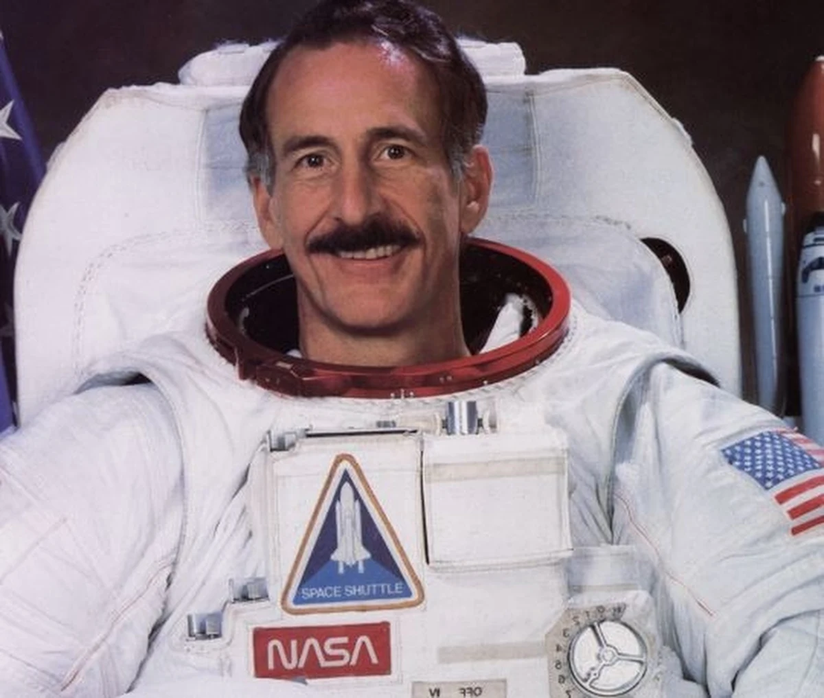 Amerykański astronauta Jeffrey Hoffman, profesor Massachusetts Institute of Technology (MIT) i uczestnik pięciu misji kosmicznych NASA odwiedzi Kraków. Na Uniwersytecie Jagielloński wygłosi wykład o eksperymencie wytwarzania tlenu ma Marsie.