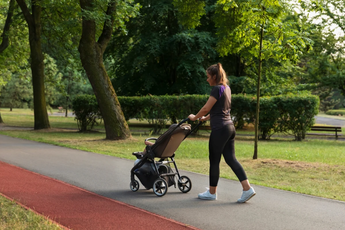 Za narażenie syna na niebezpieczeństwo utraty życia albo na ciężki uszczerbek na zdrowiu odpowie 28-latka z Pajęczna w woj. łódzkim. Kobieta, mając ponad 3 promile alkoholu w organizmie, prowadziła wózek, w którym siedział 2-latek. Dziecko było nagie, przykryte tylko kocem. 