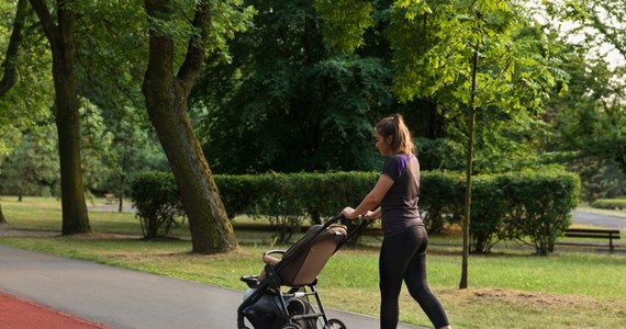 Za narażenie syna na niebezpieczeństwo utraty życia albo na ciężki uszczerbek na zdrowiu odpowie 28-latka z Pajęczna w woj. łódzkim. Kobieta, mając ponad 3 promile alkoholu w organizmie, prowadziła wózek, w którym siedział 2-latek. Dziecko było nagie, przykryte tylko kocem. 