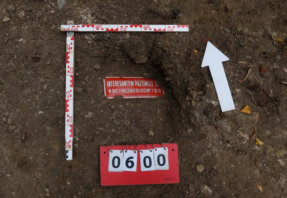 W trakcie prac wykopaliskowych na Westerplatte, prowadzonych w leju po bombie zrzuconej we wrześniu 1939 r., odkryto m.in. emaliowaną tabliczkę pochodzącą z drzwi pomieszczeń Składnicy - podało Muzeum II Wojny Światowej w Gdańsku. Odkopana tablica po niezbędnych pracach konserwacyjnych trafi na przygotowywaną obecnie wystawę archeologiczną Muzeum Westerplatte, której otwarcie zaplanowano na przyszły rok.