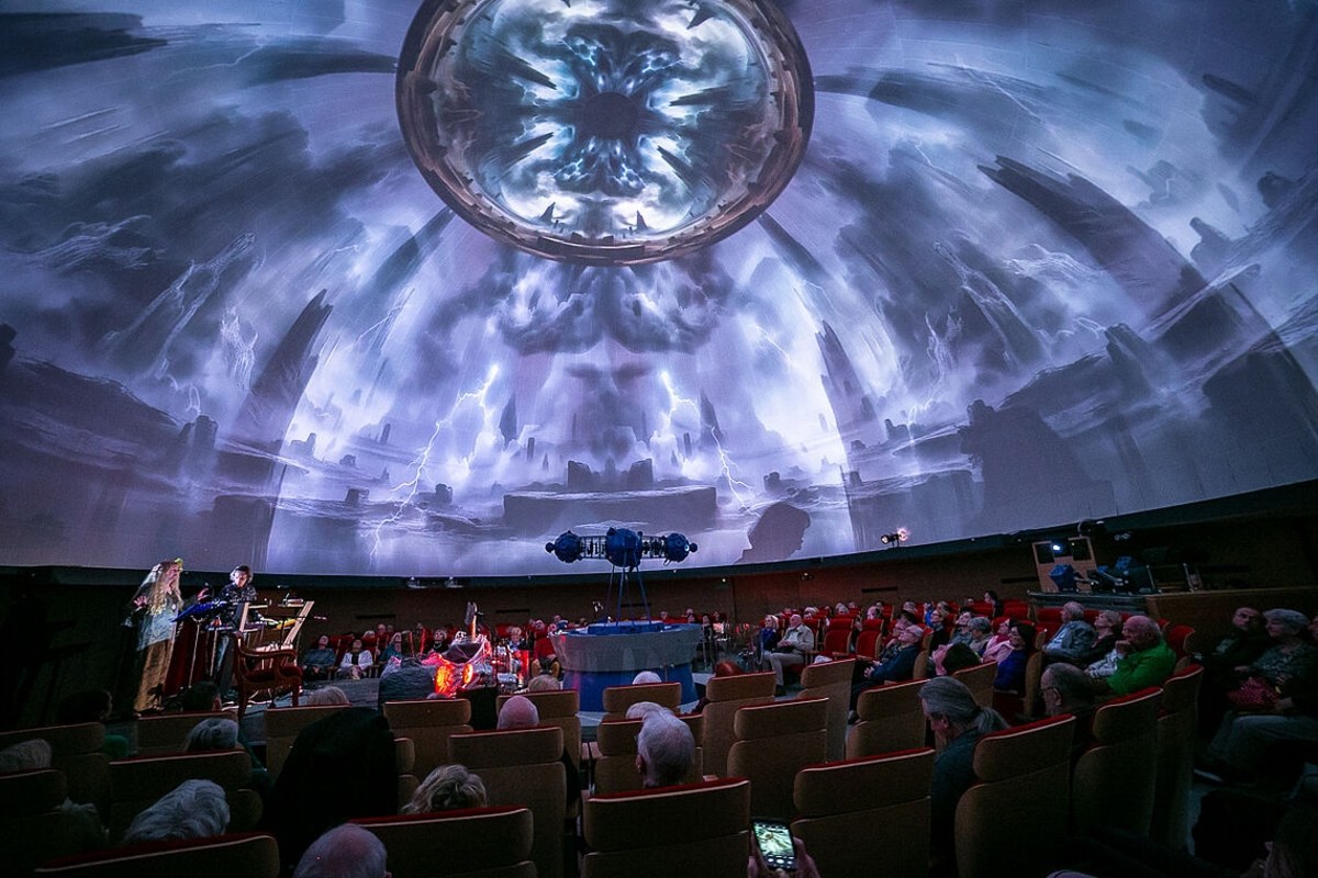 Trwa modernizacja jednego z najbardziej charakterystycznych budynków w Olsztynie - planetarium astronomicznego. To tam powstanie m.in. habitat księżycowy. Urzędnicy udostępnili teraz sondę, w której można wypowiedzieć się na temat oferty planetarium. Ma to pomóc pozyskać dodatkowe fundusze na zmiany.
