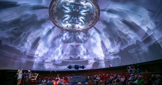 Trwa modernizacja jednego z najbardziej charakterystycznych budynków w Olsztynie - planetarium astronomicznego. To tam powstanie m.in. habitat księżycowy. Urzędnicy udostępnili teraz sondę, w której można wypowiedzieć się na temat oferty planetarium. Ma to pomóc pozyskać dodatkowe fundusze na zmiany.