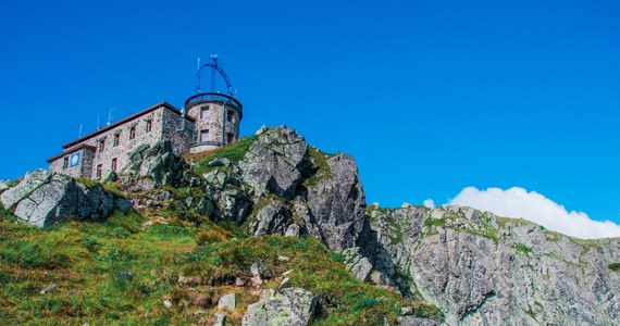 Pragniecie powiedzieć "tak" swojemu wybrankowi bądź wybrance w wyjątkowym miejscu? Na przykład na tatrzańskim szczycie bądź polanie? To możliwe, ale dość kosztowne. W ubiegłym roku na taki ślub w Zakopanem zdecydowało się 25 par, a to oznacza, że co dziesiąta ceremonia odbywała się w plenerze. Choć trzeba przyznać, że nie tylko w Tatrach, ale też w hotelach czy restauracjach.