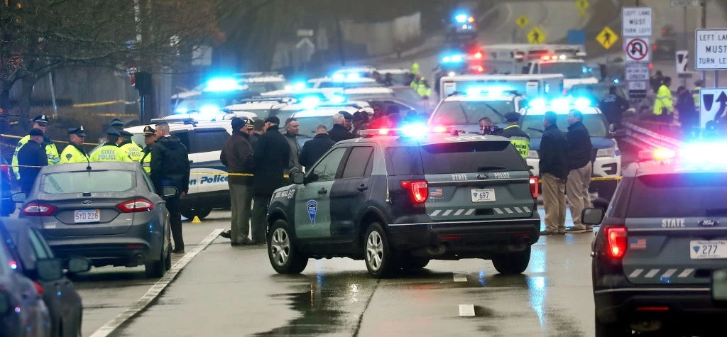 Interwencja policji po jednej ze strzelanin w Bostonie, luty 2020 r. Taki obrazki to coraz większa rzadkość w mieście