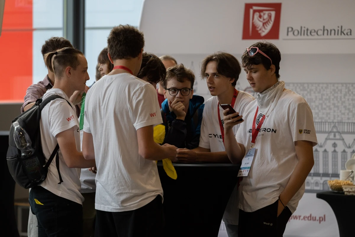 Młodzi informatycy opanują w środę i czwartek Politechnikę Wrocławską. To już kolejna, międzynarodowa gra o "Cybertron", która ma przygotować młodych ludzi do rozwiązywania problemów z zakresu cyberbezpieczeństwa. 