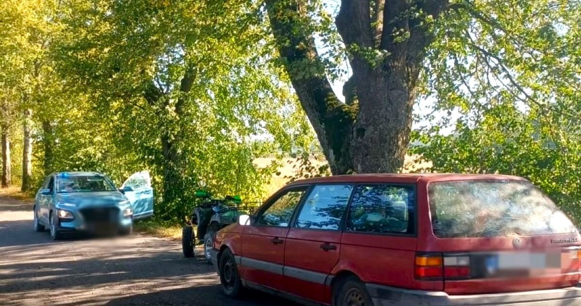 Policjanci, zatrzymali, jadącego, quadem, 15latka, który, holował, samochód, szybko, okazało, lista, nieprawidłowości, błędów, p Za takie holowanie kierowcy grozi 5 lat więzienia. Lista błędów była długa