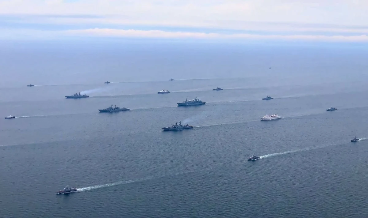 Od Morza Śródziemnego po Pacyfik - rosyjska marynarka wojenna w liczbie ponad 400 okrętów i 90 tys. personelu wojskowego wypłynęła na olbrzymie ćwiczenia, które Moskwa przeprowadzi wspólnie z Chinami. Władimir Putin powiedział, że Rosja musi być gotowa na każdy scenariusz i oskarżył Stany Zjednoczone o sprowokowanie wyścigu zbrojeń.