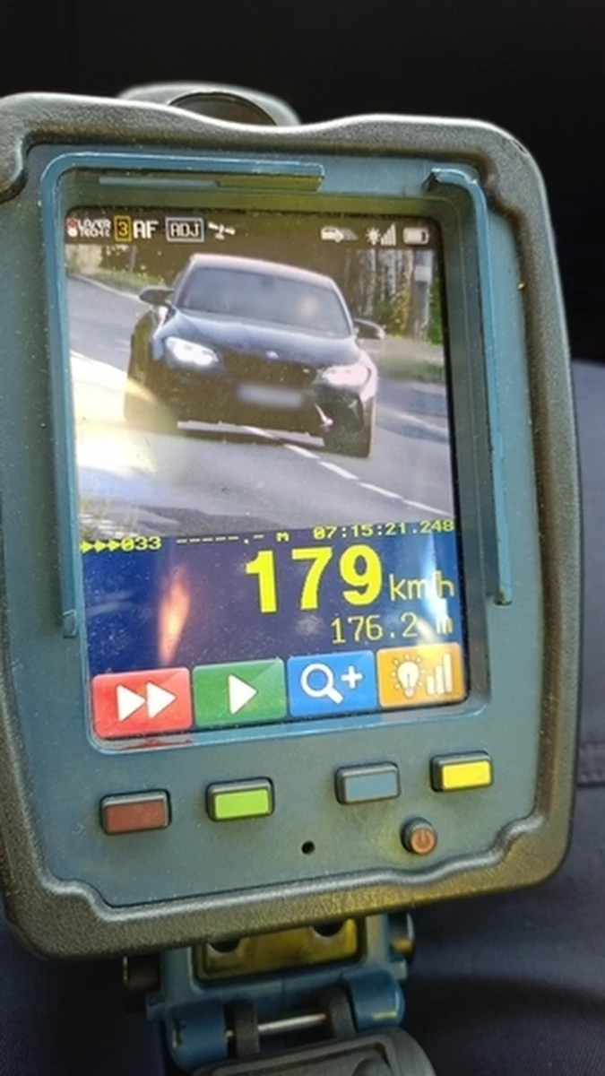 Utrata prawa jazdy, 5 tys. złotych mandatu i 15 punktów karnych - takie były konsekwencje dla młodego kierowcy, który bmw jechał w obszarze zabudowanym 179 km/h. 