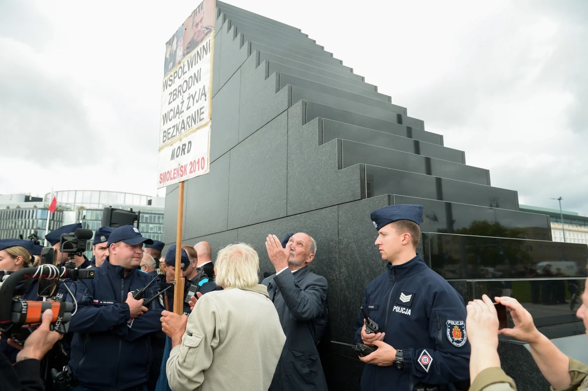 We wtorek przy pomniku Ofiar Tragedii Smoleńskiej w Warszawie pojawiły się osoby, które chciały uczcić kolejną tzw. miesięcznicę. Był wśród nich m.in. prezes PiS Jarosław Kaczyński, który wygłosił przemówienie do swoich zwolenników. W trakcie wydarzenia doszło do szarpaniny. Lider Prawa i Sprawiedliwości ocenił, że wobec uczestników obchodów smoleńskich tolerowana jest agresja, którą można określić mianem "putinady".