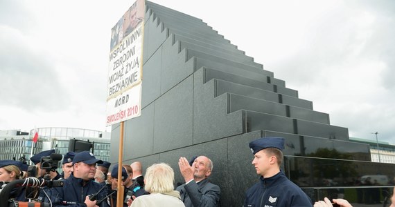 We wtorek przy pomniku Ofiar Tragedii Smoleńskiej w Warszawie pojawiły się osoby, które chciały uczcić kolejną tzw. miesięcznicę. Był wśród nich m.in. prezes PiS Jarosław Kaczyński, który wygłosił przemówienie do swoich zwolenników. W trakcie wydarzenia doszło do szarpaniny. Lider Prawa i Sprawiedliwości ocenił, że wobec uczestników obchodów smoleńskich tolerowana jest agresja, którą można określić mianem "putinady".