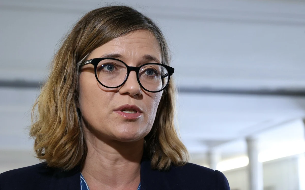 Rzecznik Prokuratury Okręgowej w Warszawie prok. Piotr Antoni Skiba poinformował, że nie wykryto sprawcy i umorzono śledztwo w sprawie przekroczenia uprawień przez funkcjonariusza policji, który w 2020 r. użył gazu łzawiącego wobec posłanki Lewicy Magdaleny Biejat.