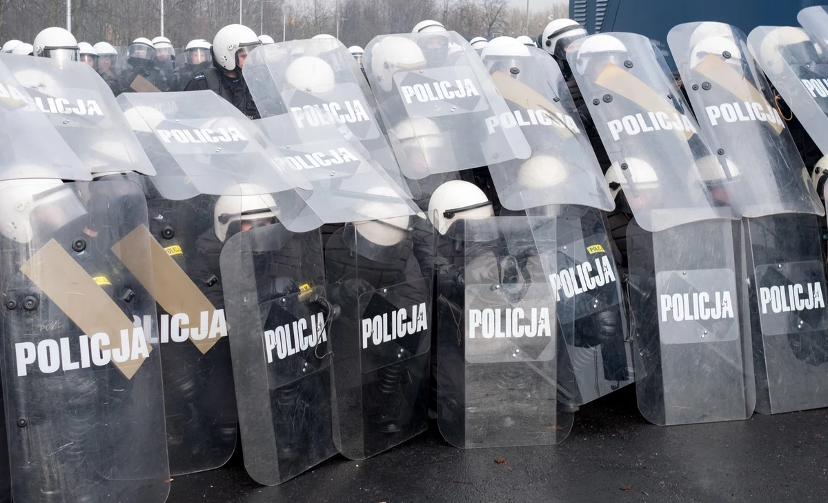 Zarzut naruszenia nietykalności usłyszał dziś 22-latek. Ma on być jednym z pseudokibiców, którzy wtargnęli do sektora gości podczas sobotniego meczu czwartoligowej Pogoni Lębork z Jaguarem Gdańsk. Pobity podczas tego zdarzenia został prezes gdańskiej drużyny.