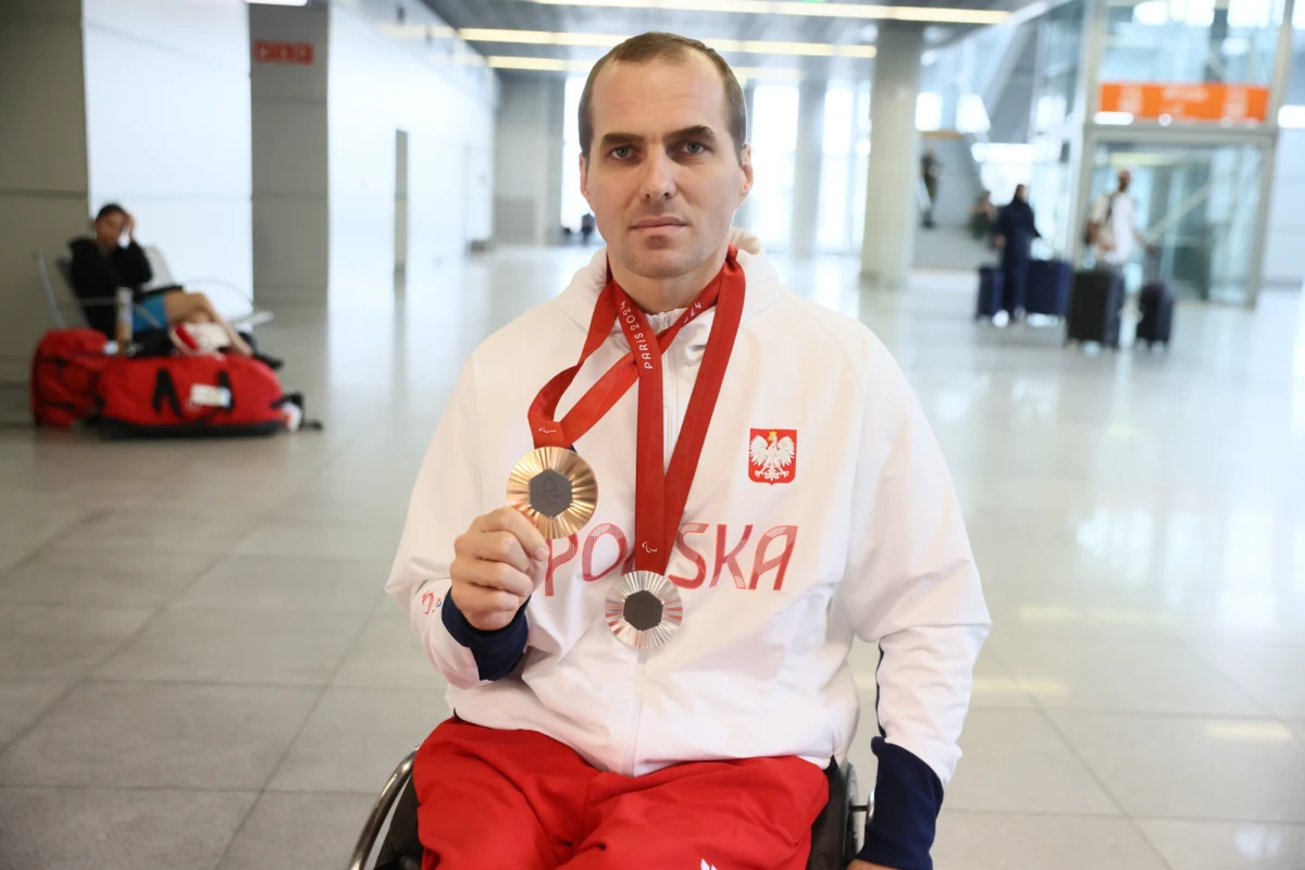 Dwukrotny medalista paralimpijski z Paryża w szermierce Michał Dąbrowski zebrał środki potrzebne mu na leczenie. Zawodnik w zeszłym roku dowiedział się, że choruje na nowotwór. W rozmowie z RMF FM opowiedział o swojej sportowej pasji, która początkowo była… karą, a teraz ułatwiła mu zebranie dużej sumy pieniędzy, co daje szanse na wyzdrowienie. "Chcę być z najbliższymi jak najdłużej" - mówi.