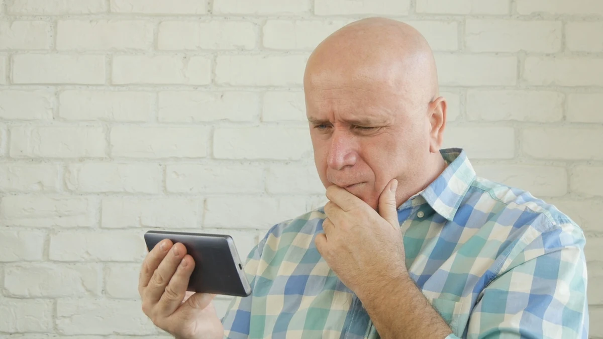 63-letni suwalczanin, który dwa lata temu został przez przestępców oszukany na 15 tys. zł, dał się oszukać po raz drugi - tym razem stracił ponad 50 tys. zł. Mężczyzna uwierzył, że kontaktują się z nim osoby oferujące pomoc w odzyskaniu pierwszej straty, dlatego dał im dostęp do swego konta i stracił więcej pieniędzy.