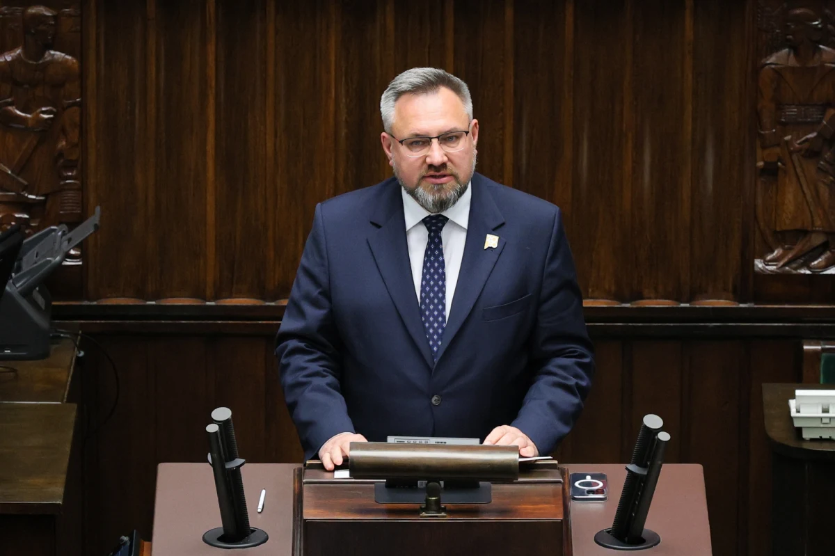 Mirosław Suchoń złożył rezygnację z funkcji przewodniczącego klubu parlamentarnego Polska 2050-TD - dowiedziała się Polska Agencja Prasowa w zarządzie partii. W najbliższych dniach klub wybierze spośród swoich członków nowego przewodniczącego lub przewodniczącą oraz prezydium.